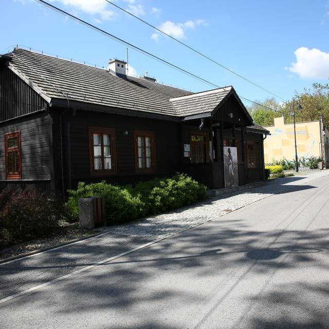 Budynek Izby Pamięci –  od szkoły do muzeum