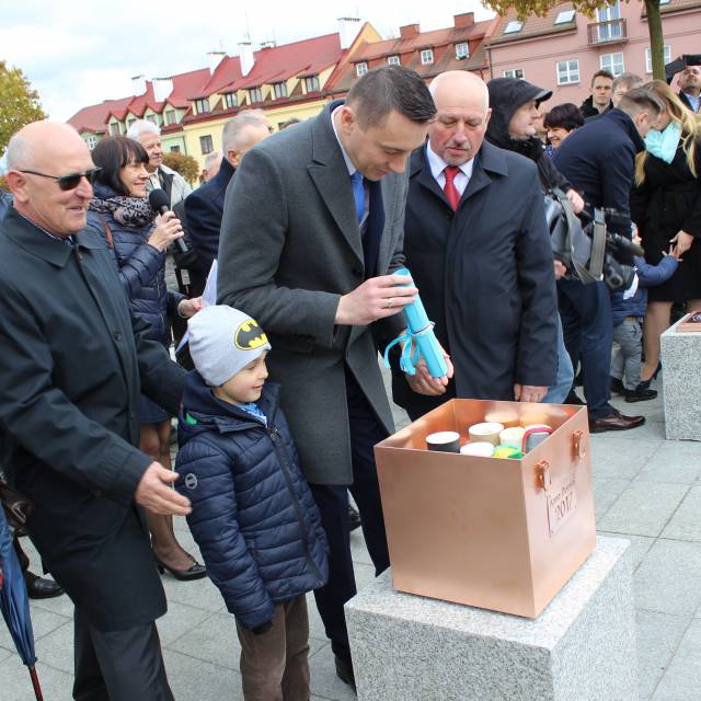 Umieszczenie kapsuły czasu na serockim rynku