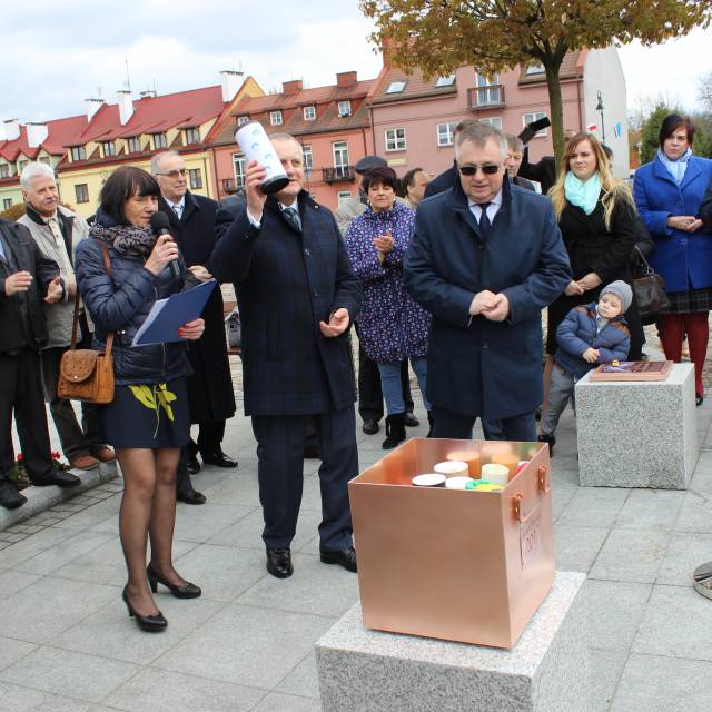 Umieszczenie kapsuły czasu na serockim rynku