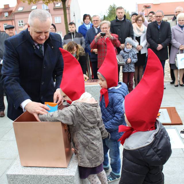 Umieszczenie kapsuły czasu na serockim rynku