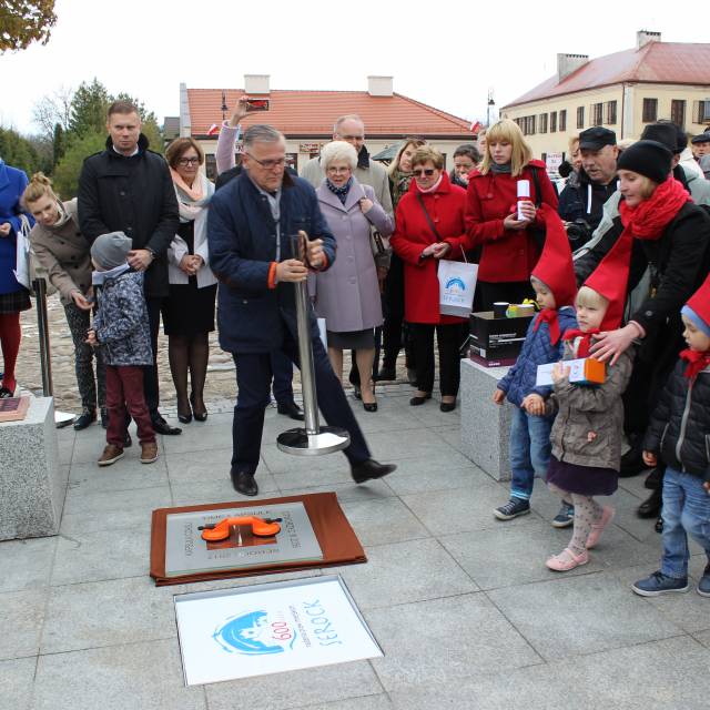 Umieszczenie kapsuły czasu na serockim rynku