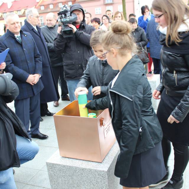 Umieszczenie kapsuły czasu na serockim rynku