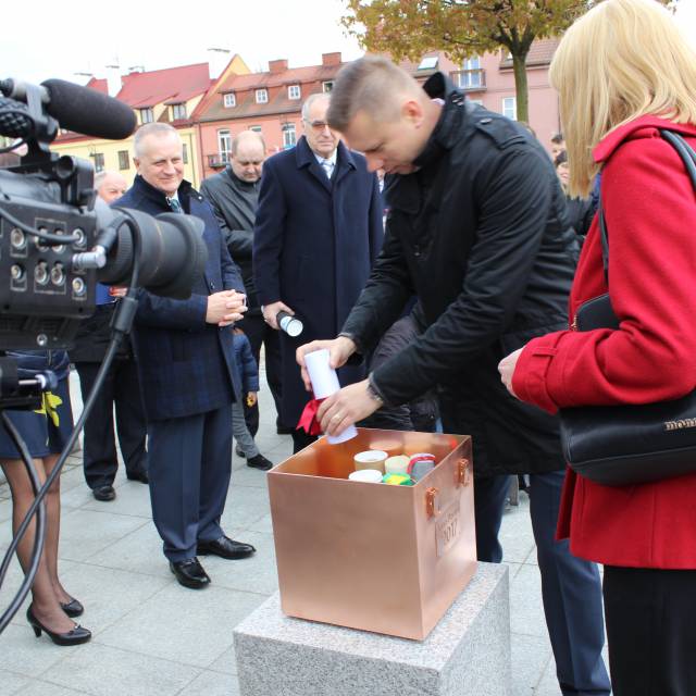 Umieszczenie kapsuły czasu na serockim rynku