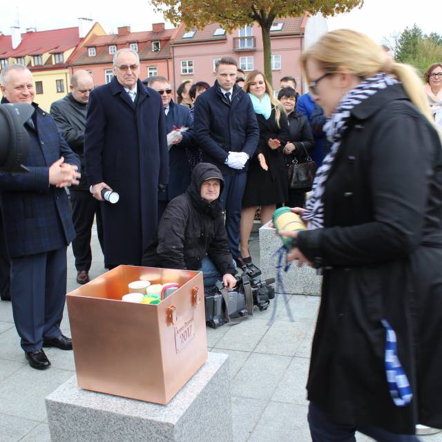 Umieszczenie kapsuły czasu na serockim rynku