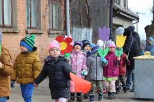 Przedszkolaki z Serocka przywołują wiosnę