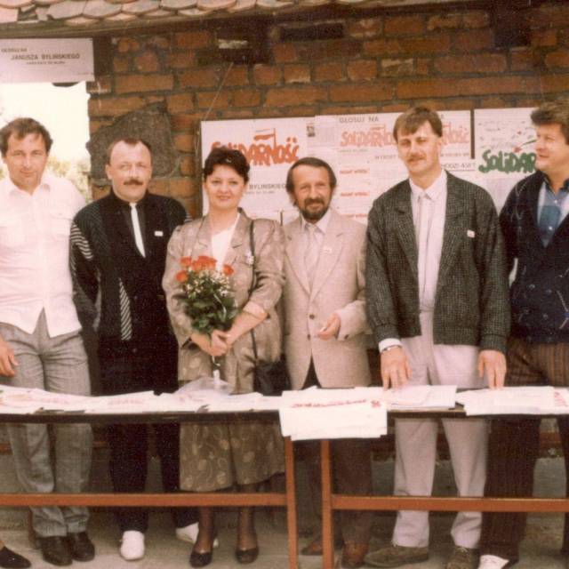 Punkt informacyjny KO "Solidarność" przy kościele parafialnym w Serocku, maj 1989 r. (zbiory Państwa Biardzkich)