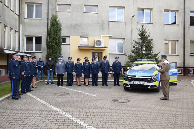 Przekazanie nowego radiowozu funkcjonariuszom serockiej Policji