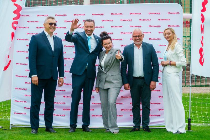 Sportowe emocje na stadionie w Serocku w ramach akcji „Wakacje z Misiem”