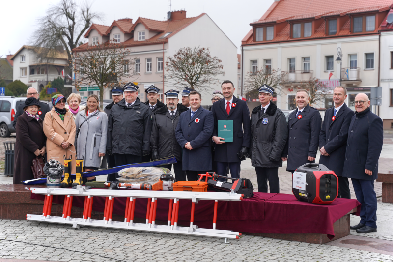 Mazowsze wspiera strażaków – przekazanie sprzętu dla OSP Serock i OSP Wola Kiełpińska