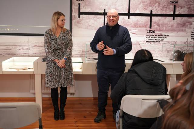 Wizyta młodzieży w Izbie Pamięci i Tradycji Lokalnych w Serocku