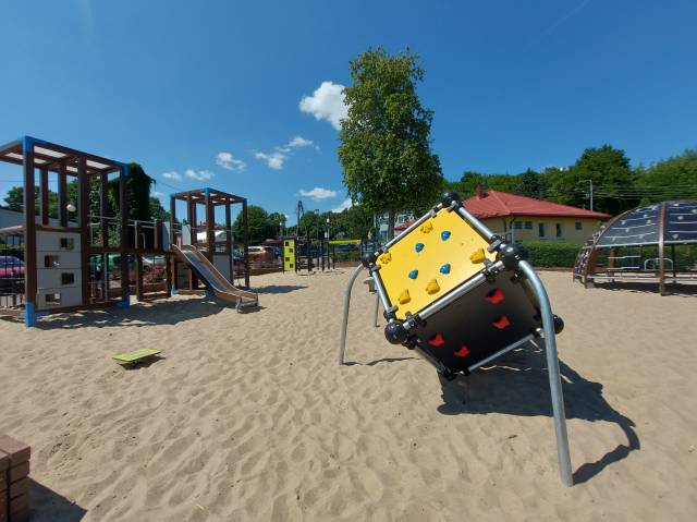 Zakończono prace związane z realizacją projektu pn. „Modernizacja placu zabaw na terenie plaży w Serocku”
