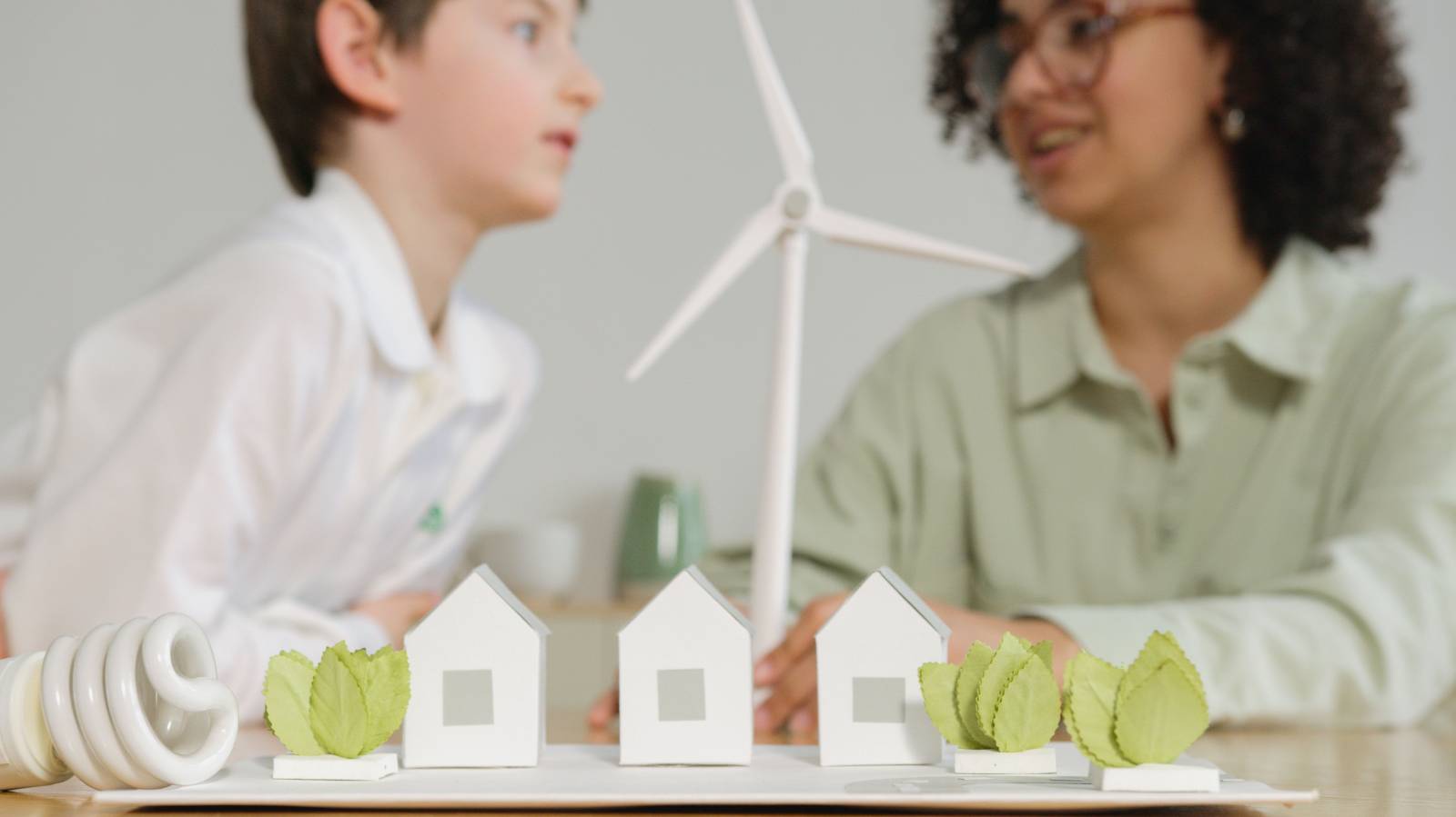 Oszczędzanie energii elektrycznej w czasie wakacji – jak zmniejszyć rachunki i zadbać o bezpieczeństwo?