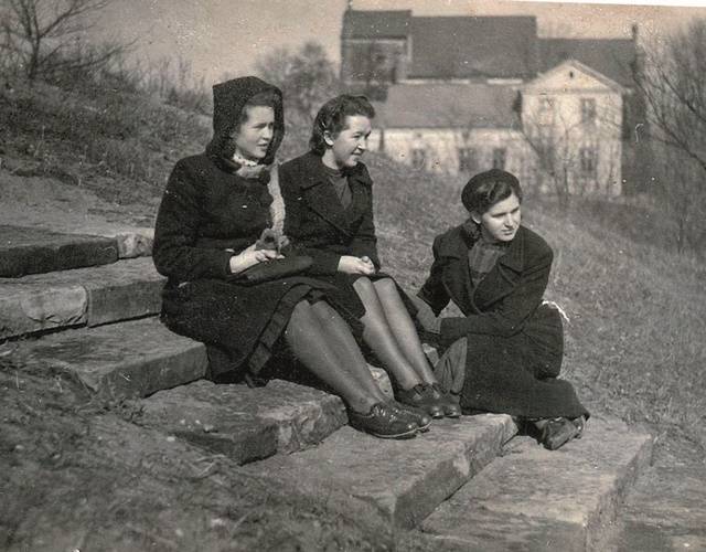 Schody z macew na grodzisku, ok. 1942 r. Autor: fot. z kolekcji W. Sokołowskiego, w: S. Jakubczak "Serock i jego mieszkańcy w starej fotografii"